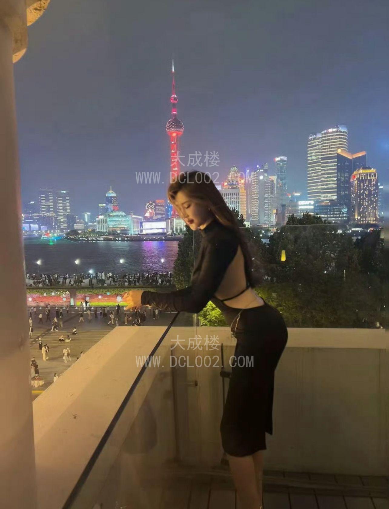  浦东白嫩娇羞骚穴很紧