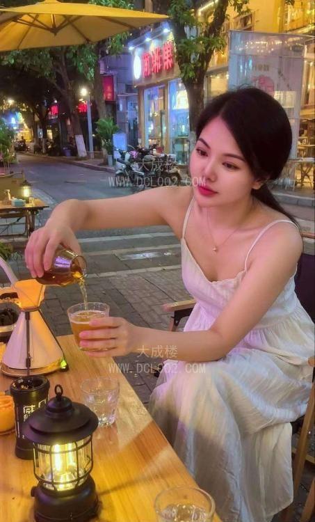 朝阳风骚性感肤白大胸妹子