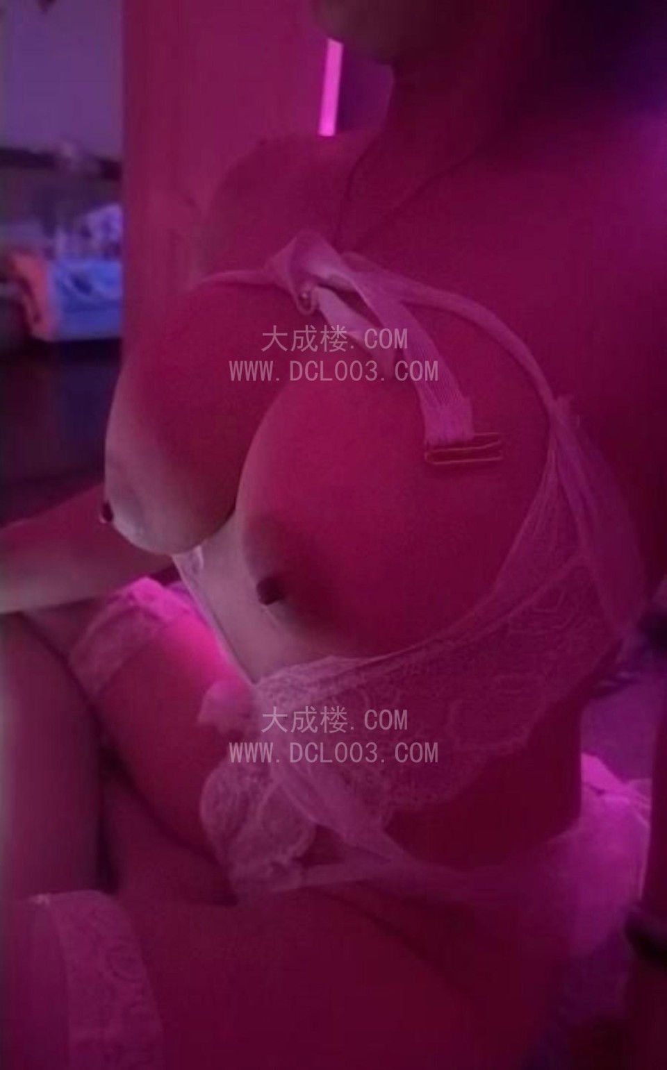 西安二刷霓虹灯下大奶少妇