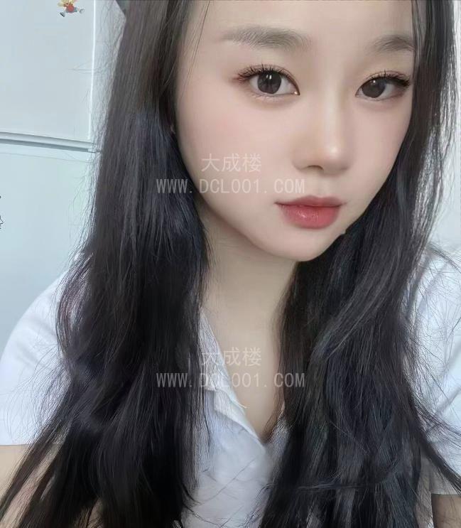 20岁微胖嫩妹